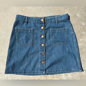 GAP Patch Pocket Denim Mini Skirt in Medium Wash - Size 27